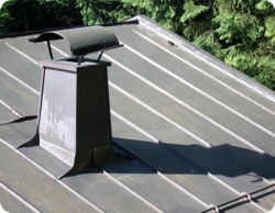 Metalldach mit Metallkaminabdeckung