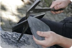 Dachdecker bei der Bearbeitung des Schiefers